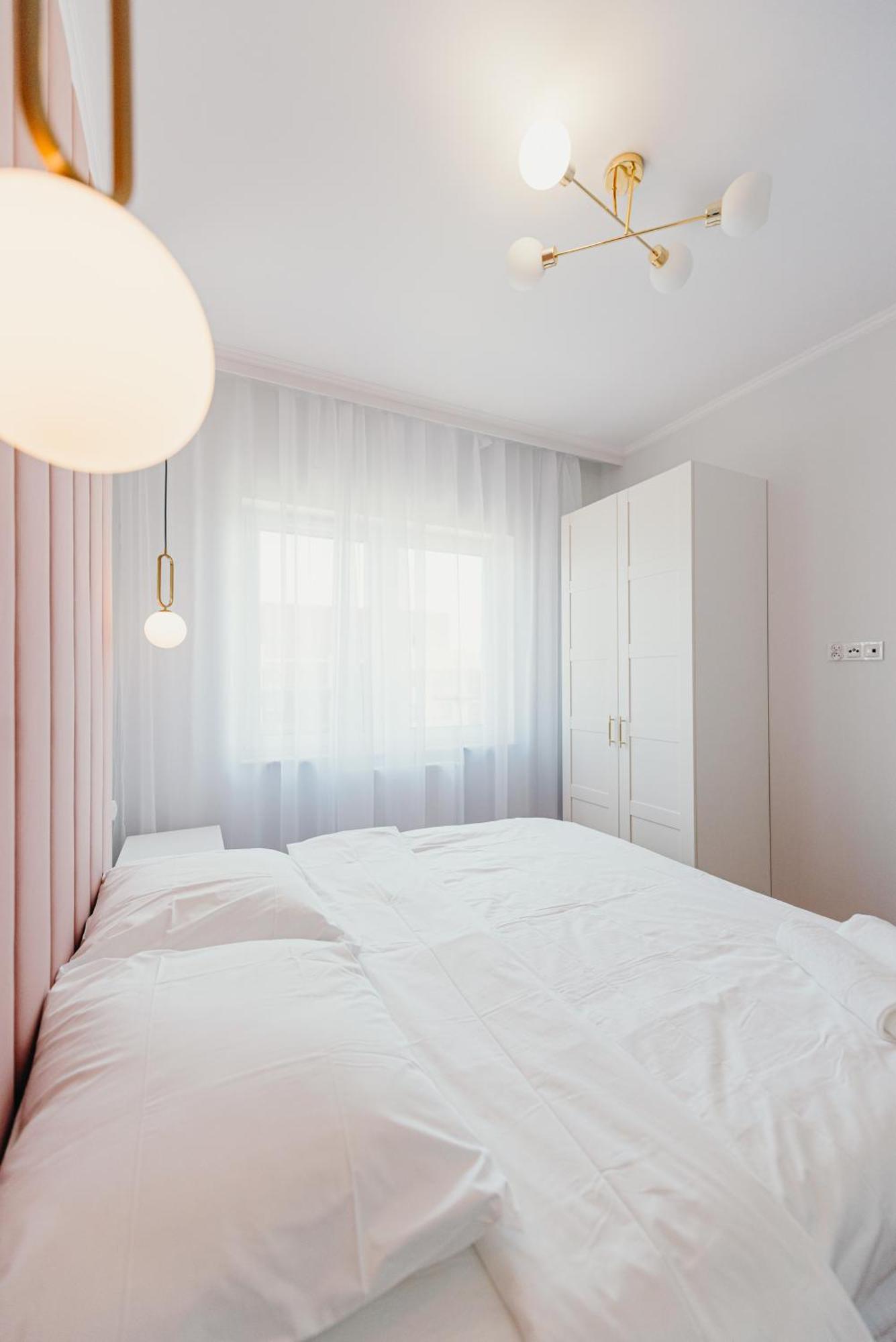 3 Bedrooms Premium Bella Rosa For 8 Guests With Ac And Underground Parking 热舒夫 外观 照片